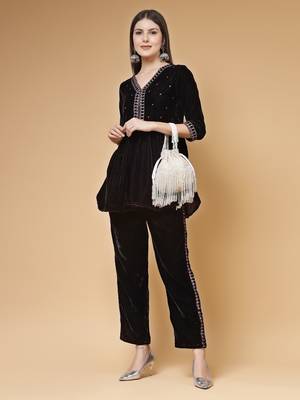 droop off white pearl embellished velvet potli 3