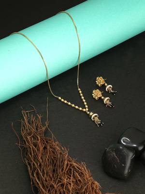 Gold-plated with white pearls golden bedded minimal necklace 1