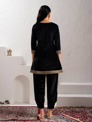 Aask women solid velvet lace work black color kurta & pant set 2