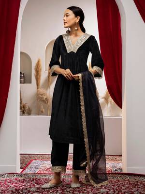 black velvet plus size kurta pant set with lace work 3