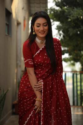 Women Red Bandhej Silk And Bandhni Zari Weaving With Rich Pallu Saree With Blouse For Women 4