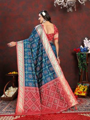 Rama Patola Silk Woven Design With Zari Meenakari Weaving Motifs Pallu Saree 4