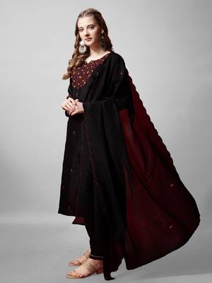 Black cotton embroidered kurta with pant & dupatta 3