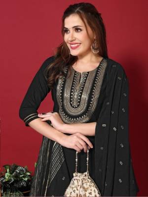 Black cotton embroidered kurta with pant & dupatta 5