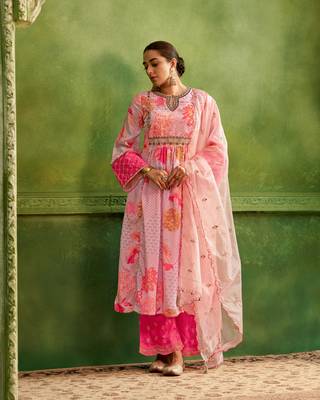 Dresoul light pink embroidered hand work kurta set with pink sequined embroidered dupatta 1