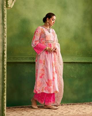 Dresoul light pink embroidered hand work kurta set with pink sequined embroidered dupatta 2