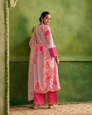 Dresoul light pink embroidered hand work kurta set with pink sequined embroidered dupatta 3