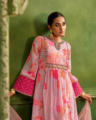 Dresoul light pink embroidered hand work kurta set with pink sequined embroidered dupatta 5