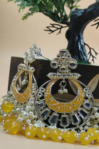   Traditional earrings for wo  and girls