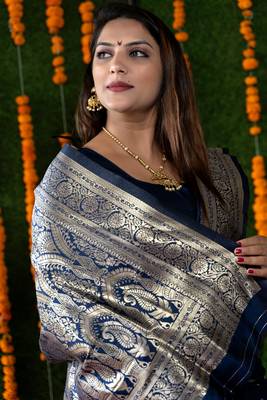Women's Navy Blue Handloom Faux Banarasi Silk Zari Woven Saree with Blouse 4