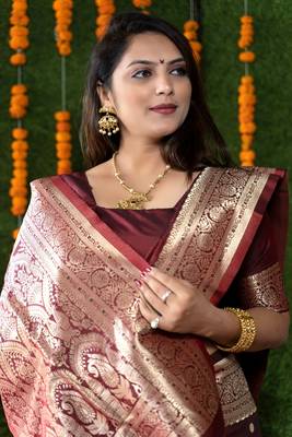 Women's Maroon Handloom Faux Banarasi Silk Zari Woven Saree with Blouse 3