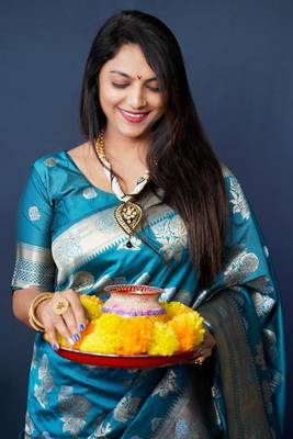 Women's Teal Handloom Faux Banarasi Silk Zari Woven Saree with Blouse 2