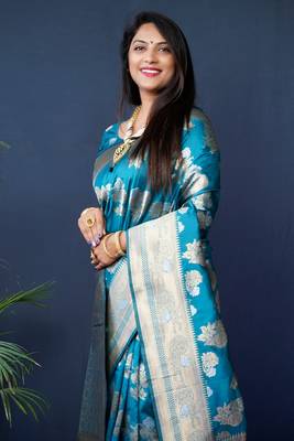 Women's Teal Handloom Faux Banarasi Silk Zari Woven Saree with Blouse 3