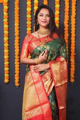 Women's Green Faux Kanchipuram Silk Zari Woven Saree with Blouse 2