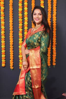 Women's Green Faux Kanchipuram Silk Zari Woven Saree with Blouse 3