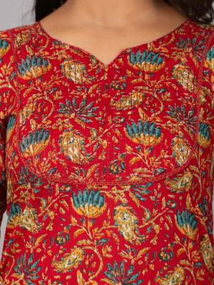 Straight kurta with thread work at neck & pant 4