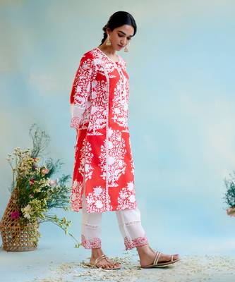 Hibiscus floral cotton linen kurta with 
lace detailing and embroidered sleeves 2