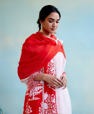 Hibiscus floral cotton linen kurta with 
lace detailing and embroidered sleeves 3