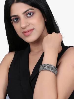 Women silver-plated pearl beaded bangles 5
