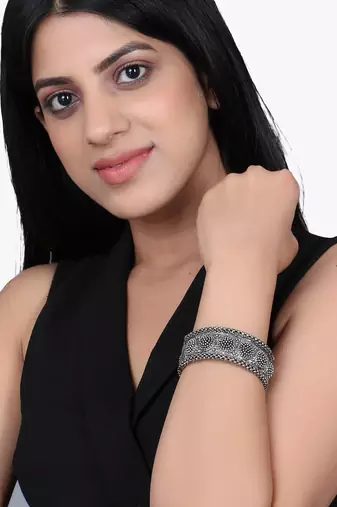 Women silver-plated pearl beaded bangles