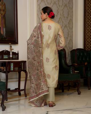 Vaasva women green chanderi block printed embroidered kurta set with solid pants & dupatta 2