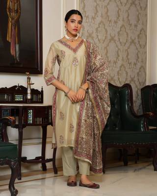 Vaasva women green chanderi block printed embroidered kurta set with solid pants & dupatta 3