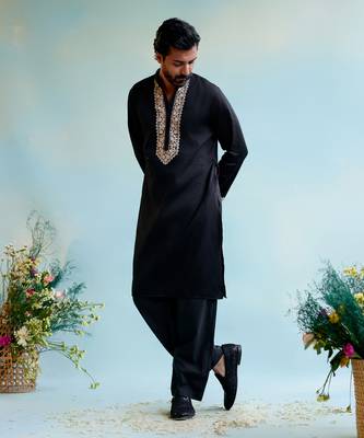 Black embroidered kurta with narrow pants 3