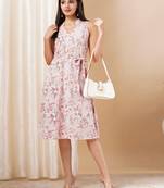 Staright panelled floral printed flex dress comes with front detailing, belt and pocket.