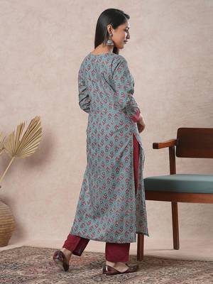 Straight cut printed kurta with a hand embroidered yoke and sleeve details. 2
