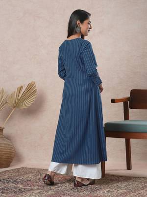 Embroidered a-line kurta with intricate beadwork and side pocket. 2