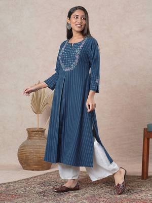 Embroidered a-line kurta with intricate beadwork and side pocket. 3