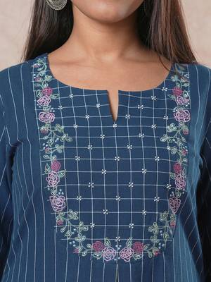 Embroidered a-line kurta with intricate beadwork and side pocket. 4