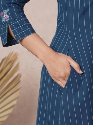 Embroidered a-line kurta with intricate beadwork and side pocket. 5
