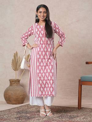 Straight mix-n-match printed cotton kurta with shell button detailing on placket. 1