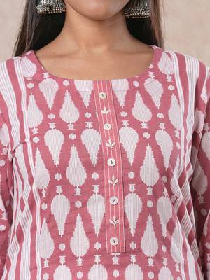 Straight mix-n-match printed cotton kurta with shell button detailing on placket. 4