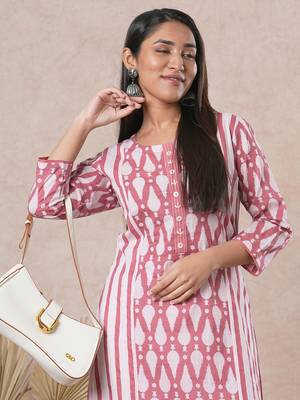 Straight mix-n-match printed cotton kurta with shell button detailing on placket. 5
