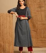 A-line kurta highlighted with the contrast color hand mirrors.