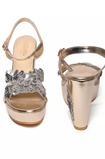 Valentina in gold wedges