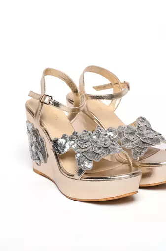 Valentina in gold wedges