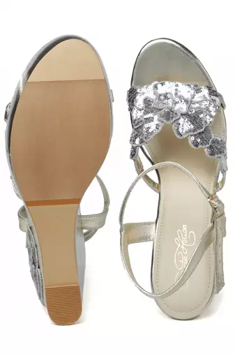 Valentina in gold wedges