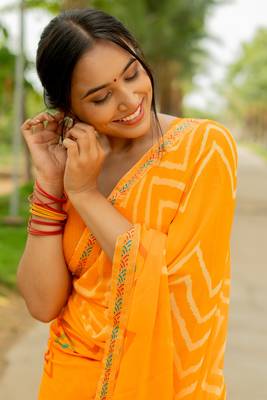 Light Orange Georgette Chevron/Zig Zag Print Lace Border Saree With Unstitched Blouse Piece 5