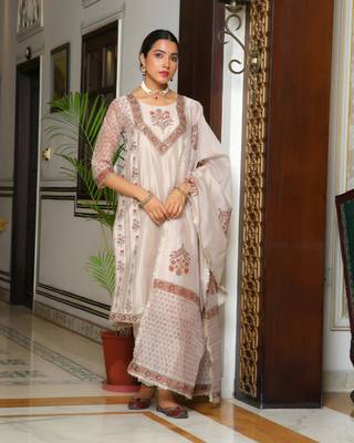 Vaasva women grey chanderi block printed embroidered kurta set with solid pants & dupatta 4