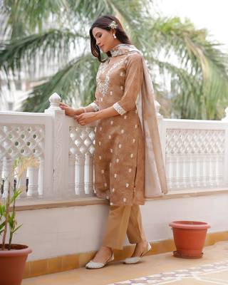 Vaasva women brown linen kurta embroidered kurta set with solid pants & dupatta 4