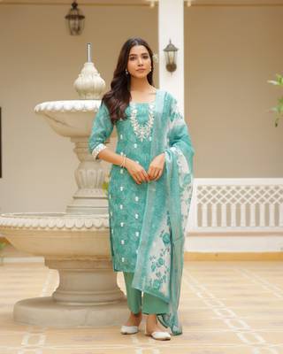 Vaasva women green linen kurta embroidered kurta set with solid pants & dupatta 1