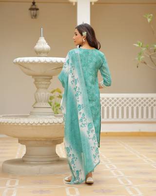 Vaasva women green linen kurta embroidered kurta set with solid pants & dupatta 2