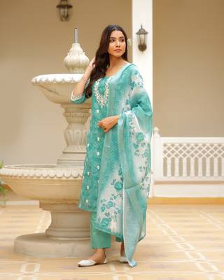 Vaasva women green linen kurta embroidered kurta set with solid pants & dupatta 3