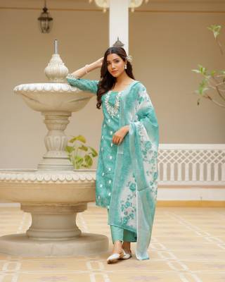 Vaasva women green linen kurta embroidered kurta set with solid pants & dupatta 4