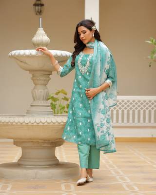 Vaasva women green linen kurta embroidered kurta set with solid pants & dupatta 5