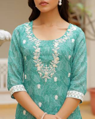 Vaasva women green linen kurta embroidered kurta set with solid pants & dupatta 7