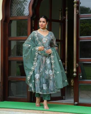 Vaasva women green  embroidered anarkali kurta with solid pant & dupatta 1